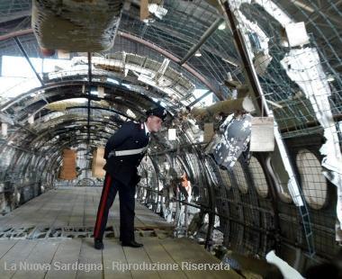<b>Linchiesta.</b> Un carabiniere dentro la fusoliera del Dc9 di Ustica ricostruito in un hangar a Pratica di Mare 