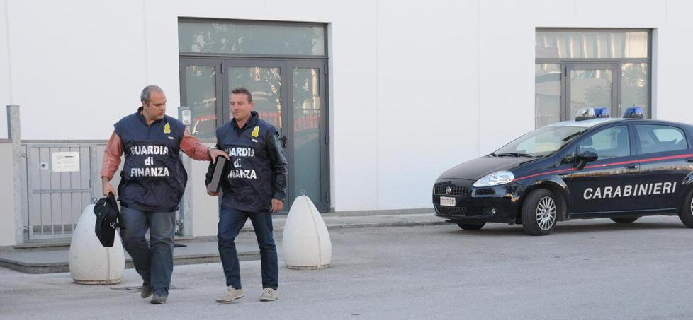 Guardia di finanza e carabinieri davanti allo studio del commercialista Evans Capuano (foto Giorgio)