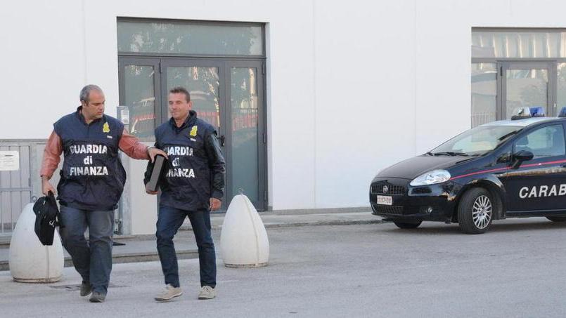 Guardia di finanza e carabinieri davanti allo studio del commercialista Evans Capuano (foto Giorgio)