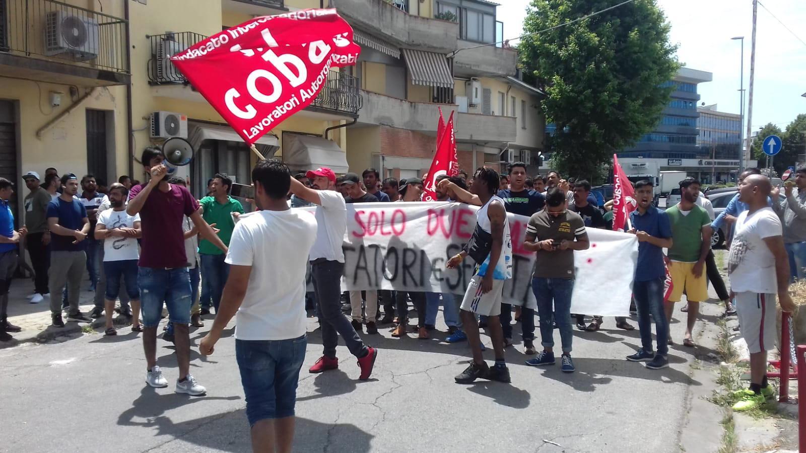 La protesta dei pakistani con lo striscione: "Qui ci sono due razze: sfruttati e sfruttatori"