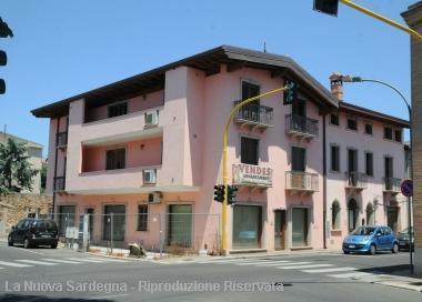 Ledificio finito sotto sequestro e a destra lAgenzia delle entrate (fgp.) 