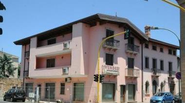 L’edificio finito sotto sequestro e a destra l’Agenzia delle entrate (fgp.)