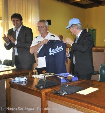 La maglia argentina al sindaco (foto Gual&agrave;) 