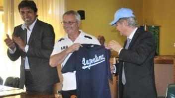 La maglia argentina al sindaco (foto Gual&agrave;) 