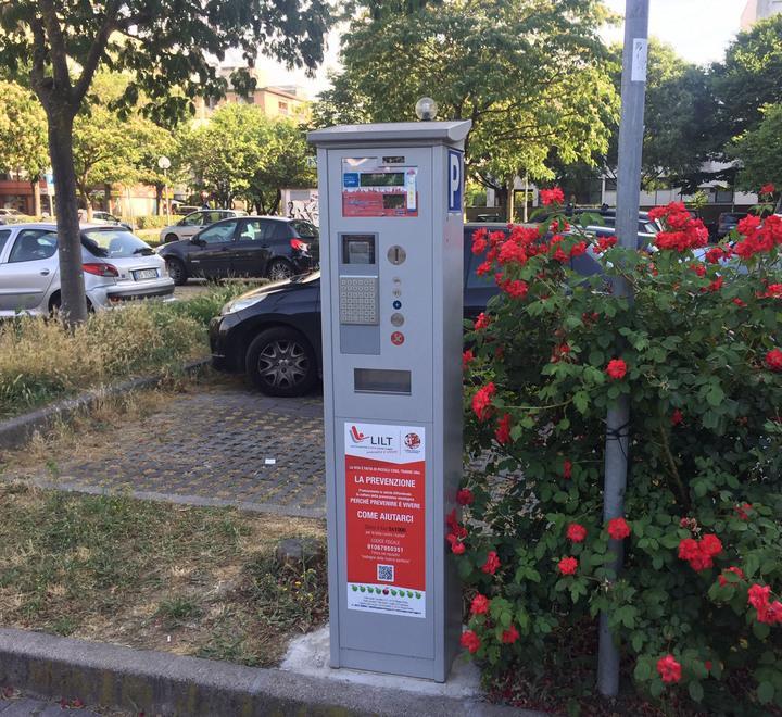 Reggio Emilia, multato un minuto dopo aver parcheggiato: «Verbale surreale, pensavo a una truffa» 