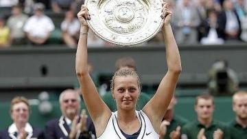 La ceca Petra Kvitova alza il trofeo di Wimbledon 