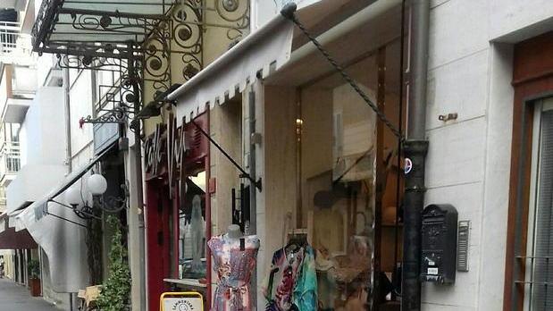 Si fingono clienti e portano via 1200 euro dal negozio di vestiti