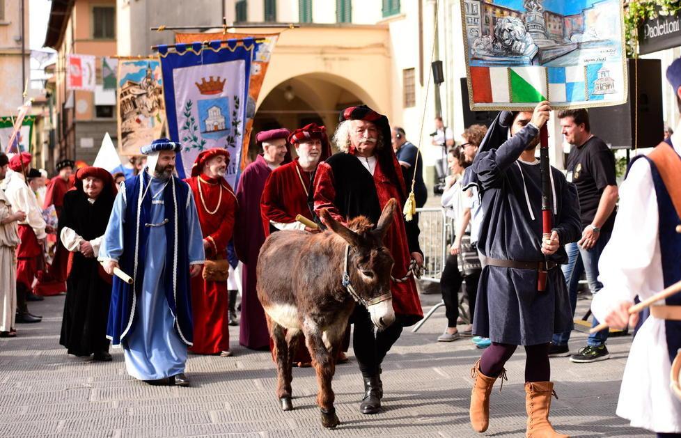 Il Volo del Ciuco in notturna chiude piazza della Vittoria 