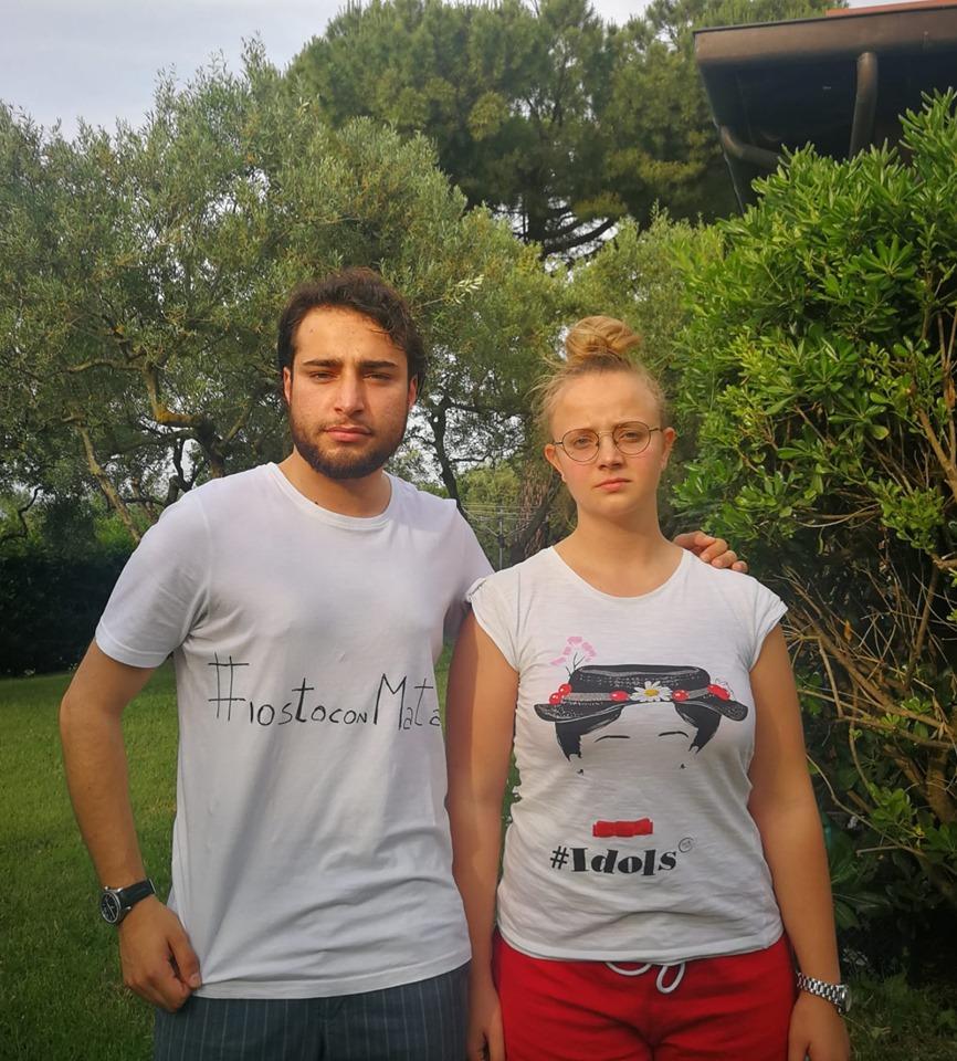 Matilde Barberi insieme ad un amico che la sostiene