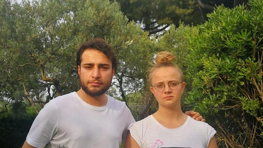 Matilde Barberi insieme ad un amico che la sostiene