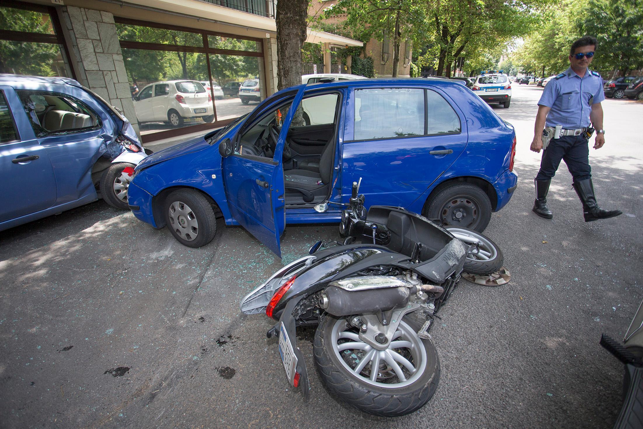 Modena. Inseguimento, auto distrutte: preso il fuggitivo, vigile ferito 