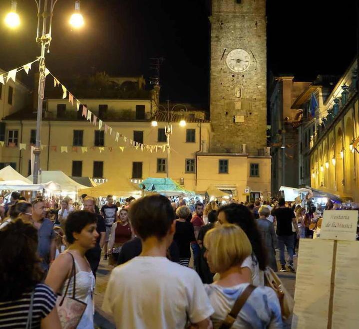 Stop alle auto in centro un’isola pedonale per famiglie e turisti 