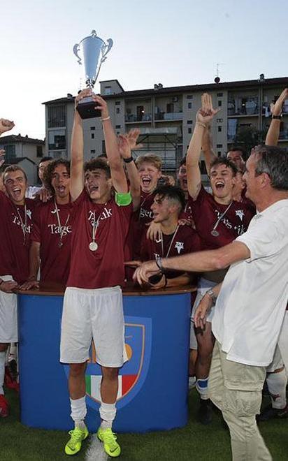 Festa del Tau con la coppa 