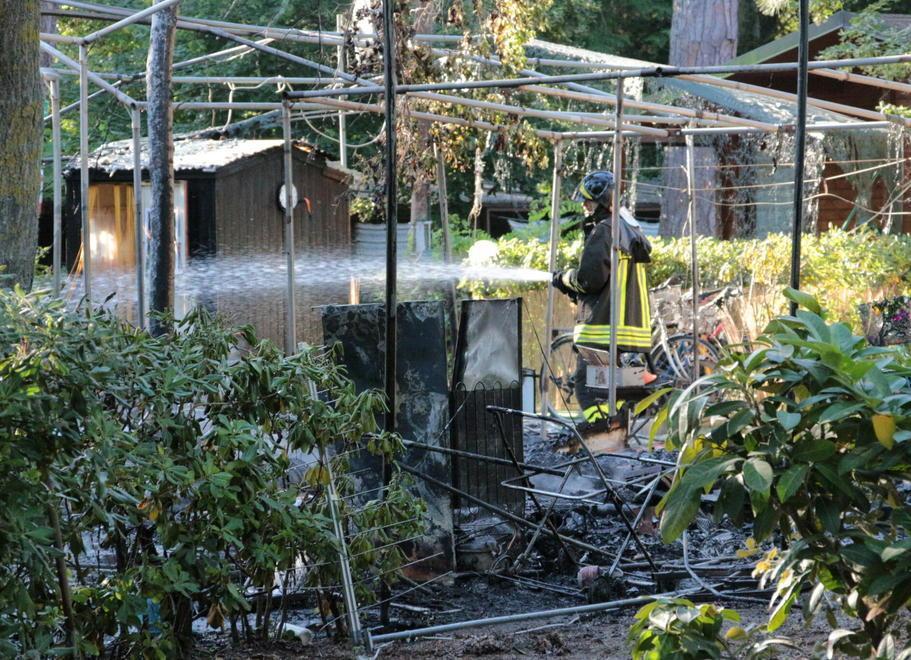 Le fiamme e poi l’esplosione Bruciano 3 roulotte all’alba 