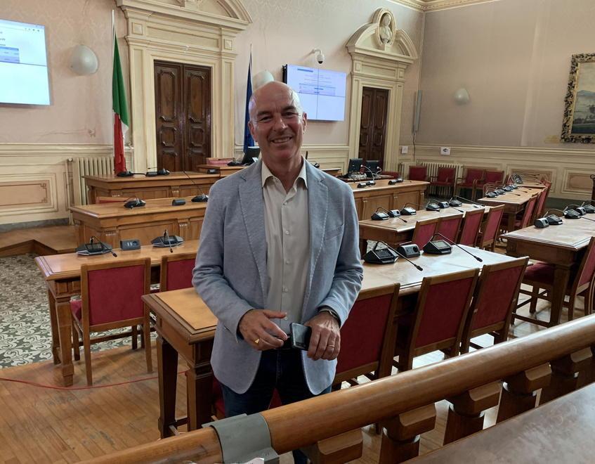 Porte aperte per il primo consiglio e uno schermo nella sala cerimonie 