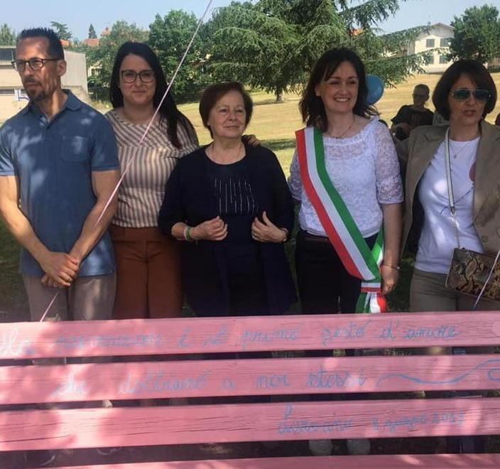 Una panchina rosa per ricordare Anna Lisa 