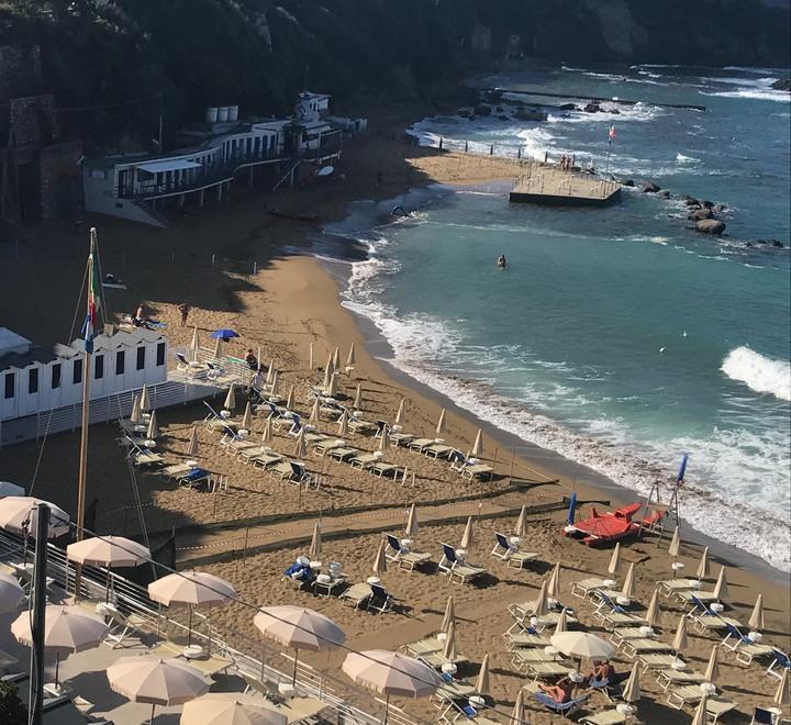 La spiaggia della baia del Quercetano