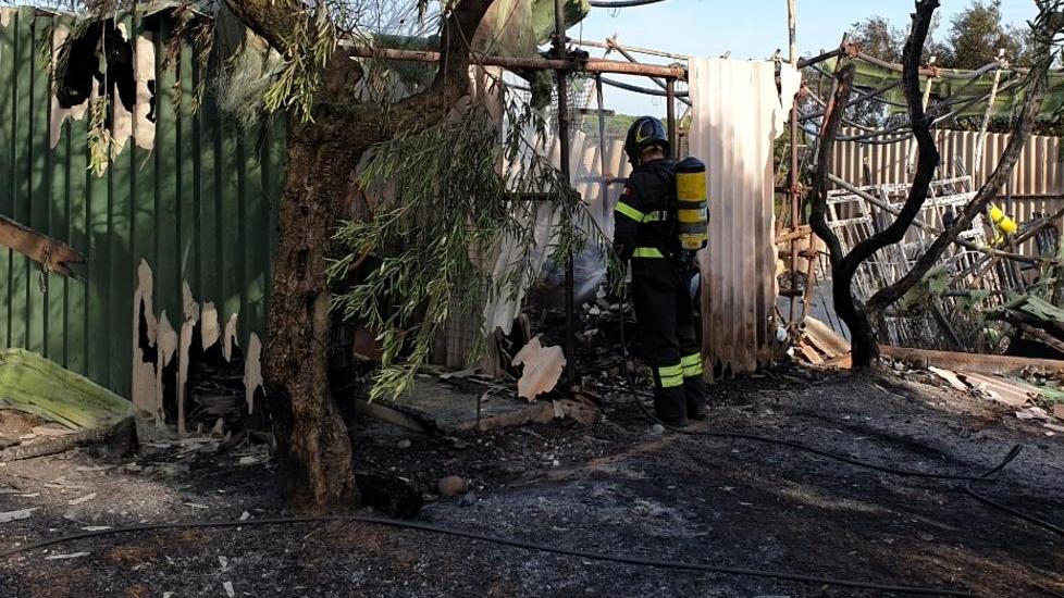 Rogo distrugge un ettaro di ulivi e l’annesso agricolo Incendio domato dopo ore
