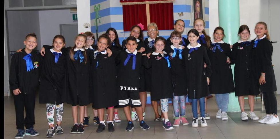 I bambini di quinta salutano e dicono grazie alla maestra Patrizia