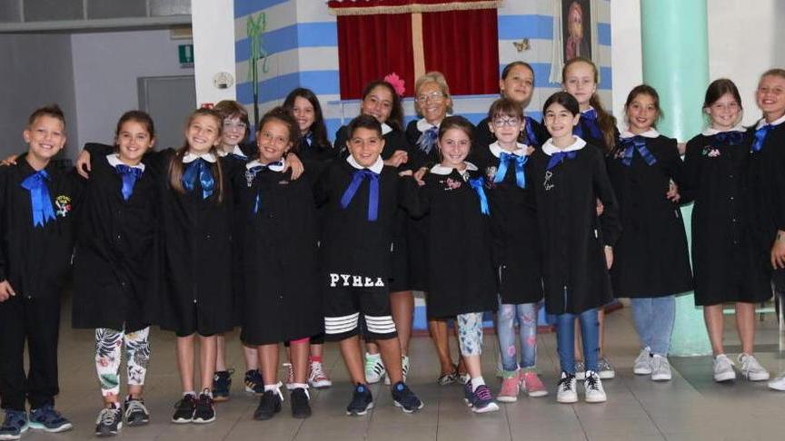 I bambini di quinta salutano e dicono grazie alla maestra Patrizia