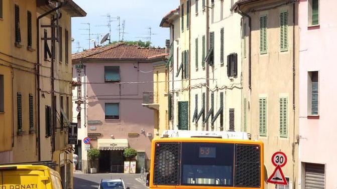 Auto a tutta velocità in via Poli Valoris a pochi passi dalla scuola dell’infanzia