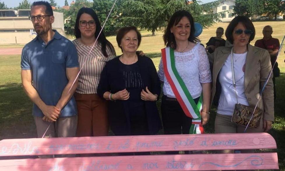 Una panchina rosa per ricordare Anna Lisa uccisa da un tumore