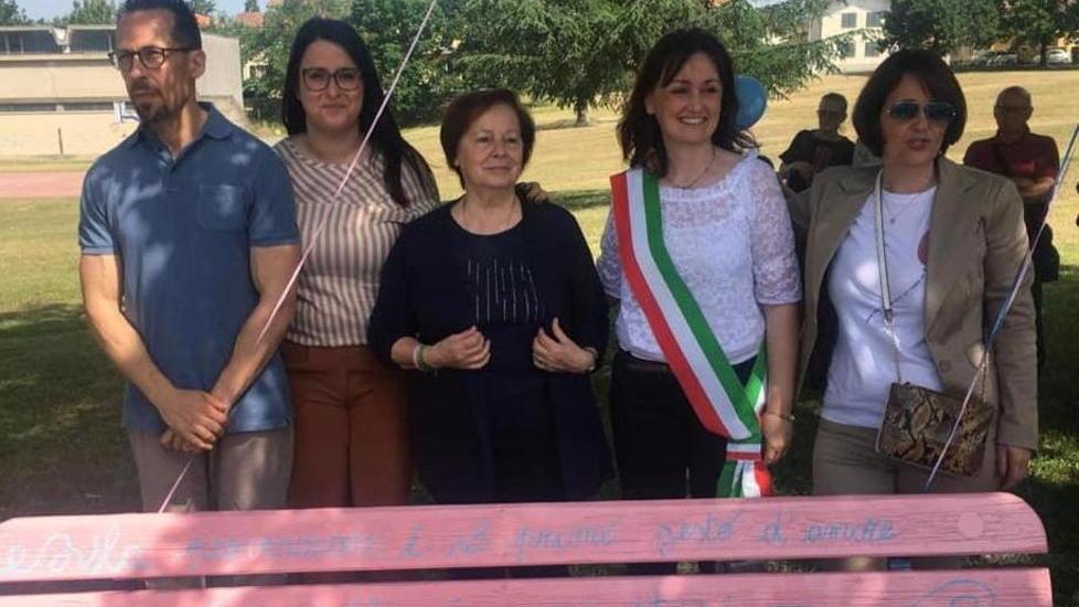 Una panchina rosa per ricordare Anna Lisa uccisa da un tumore