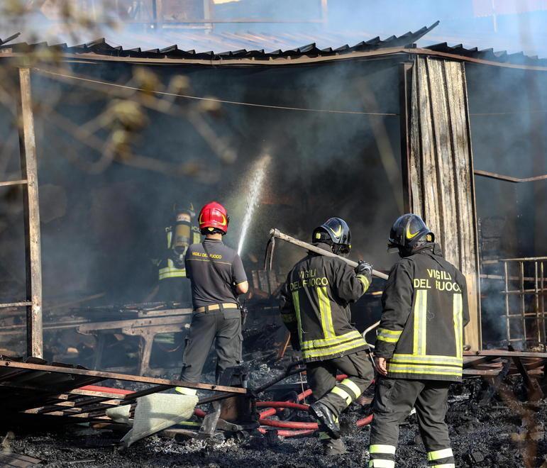Incendio distrugge deposito di un artigiano a La Stella Evacuate alcune abitazioni 