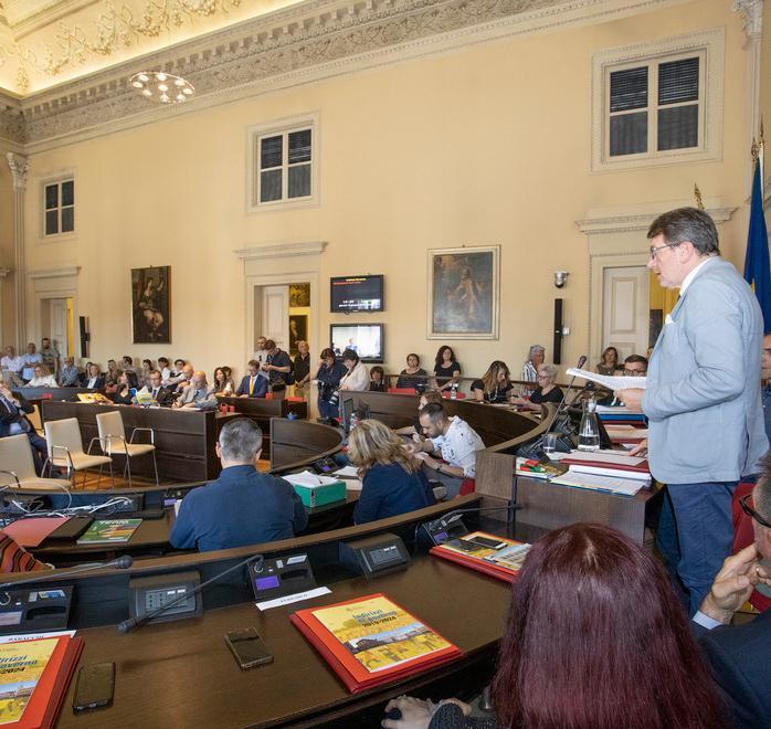 Gelo in aula tra Scarpa e Parisi Il caso sms agita il debutto 