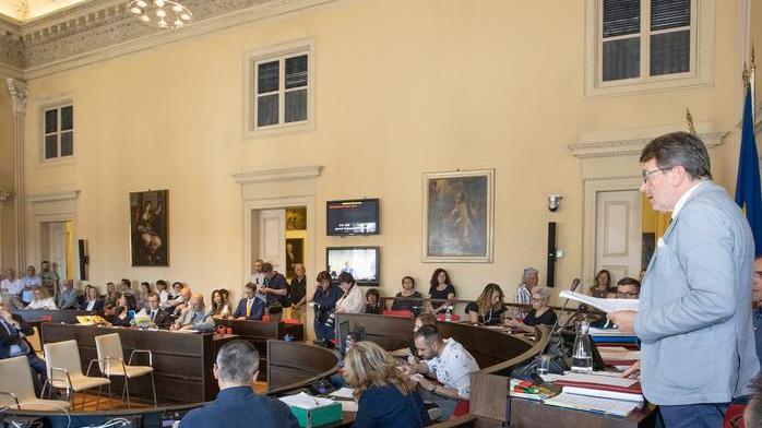 Gelo in aula tra Scarpa e Parisi Il caso sms agita il debutto