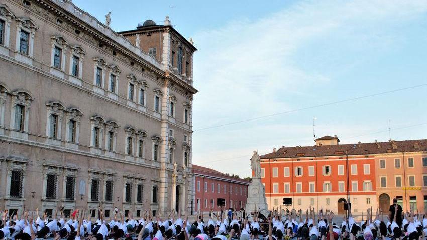 Oggi si fa yoga in piazza Roma con Centro Narayana