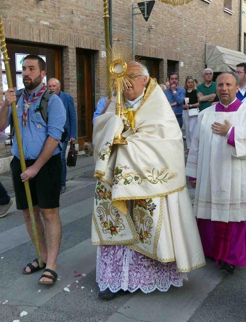 La processione in città Scelta di condivisione