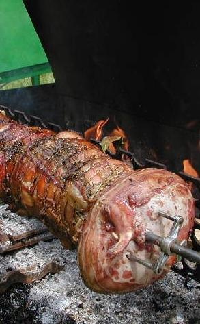 Porchetta, che delizia Aiutando la materna si mangia alla grande 