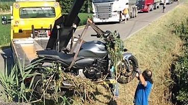 Motociclista sbanda e finisce nel fosso Un 24enne resta ferito