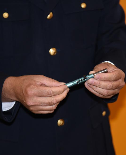 Nasconde nel controsoffitto una biro-pistola da agente 007 