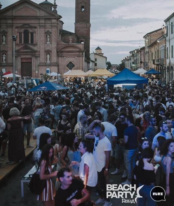La piazza si trasforma in una spiaggia musicale
