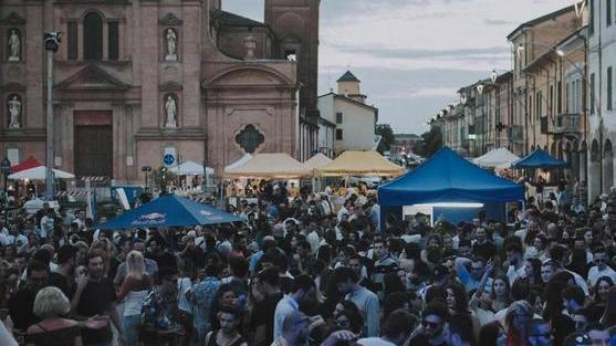 La piazza si trasforma in una spiaggia musicale