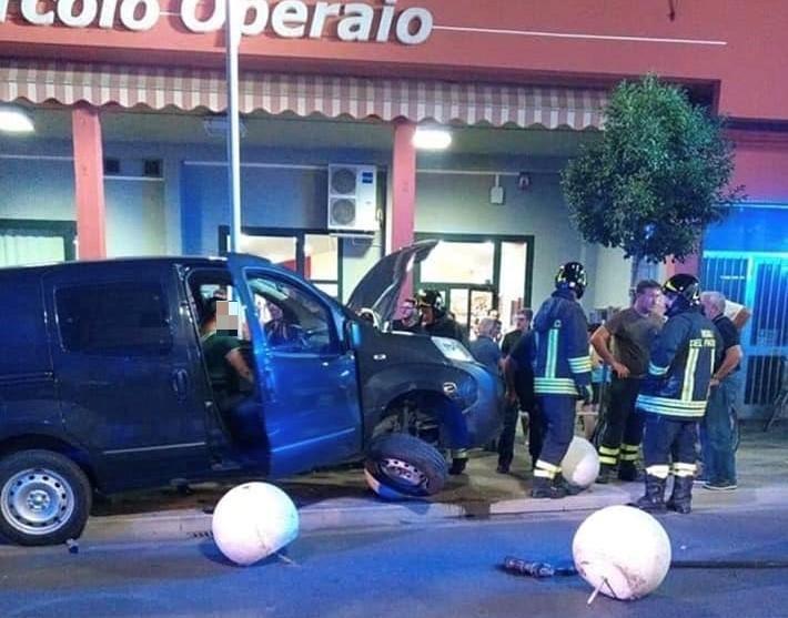 L'auto finita fuori strada