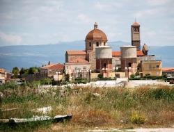 Cabras, uccide la moglie a coltellate