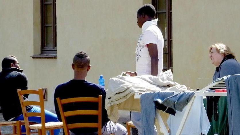 Migranti, Rossi contro Salvini: stanzia 4 milioni per dare letto e cibo a tutti