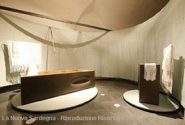 Accanto, una sala della Biennale dellartigianato sardo svoltasi nel 2009 a Sassari e allestita da Ilisso Ora il progetto e il catalogo hanno ricevuto un importante premio da parte dellAdi, associazione per il disegno industriale 