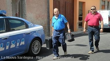 Gli inquirenti lasciano la casa subito dopo il delitto, oggi il giudice si pronuncia sulla richiesta di custodia cautelare A sinistra, l’uxoricida Renzo Brundu e la vittima Katia Riva