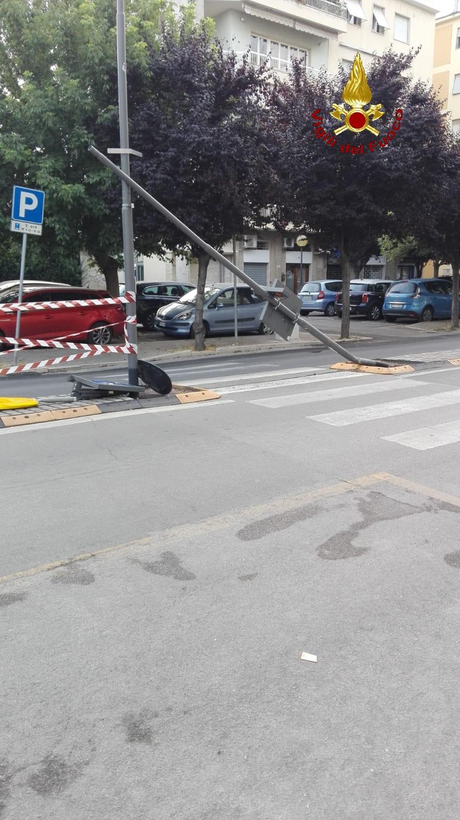 Si schiantano contro un palo della luce