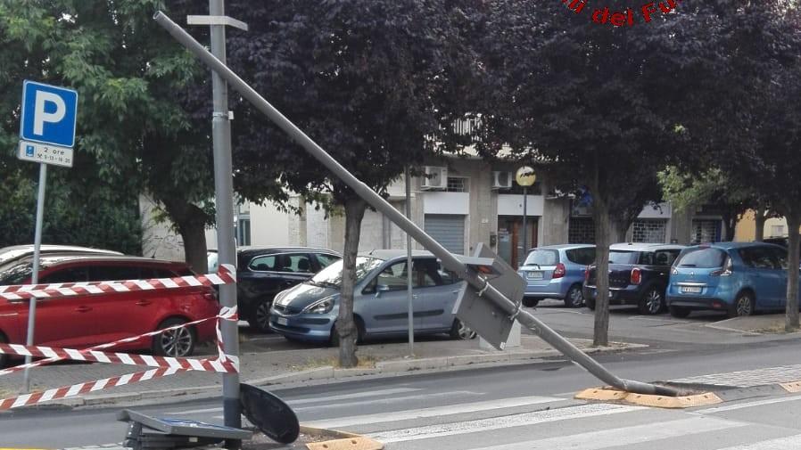 Si schiantano contro un palo della luce