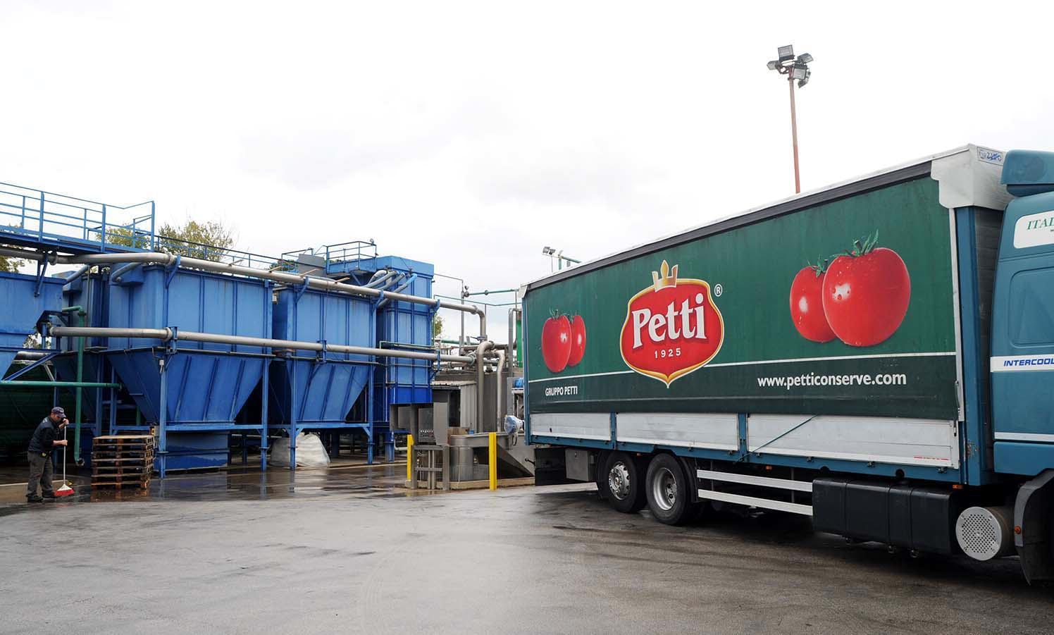 Lo stabilimento di Italian Food a Venturina: si preannuncia una buona raccolta e più lavoro per gli stagionali