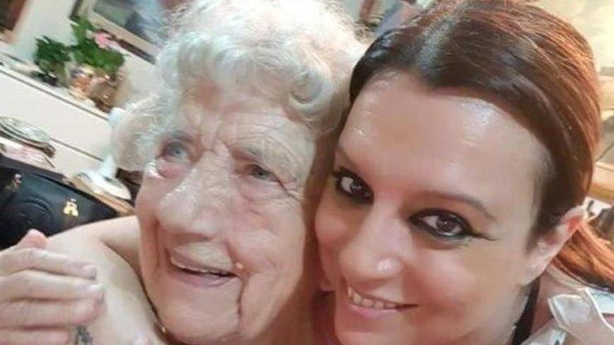 A 91 anni prende la tessera della Lega, Salvini ne fa una stella dei social e lei: "Un'emozione grandissima"