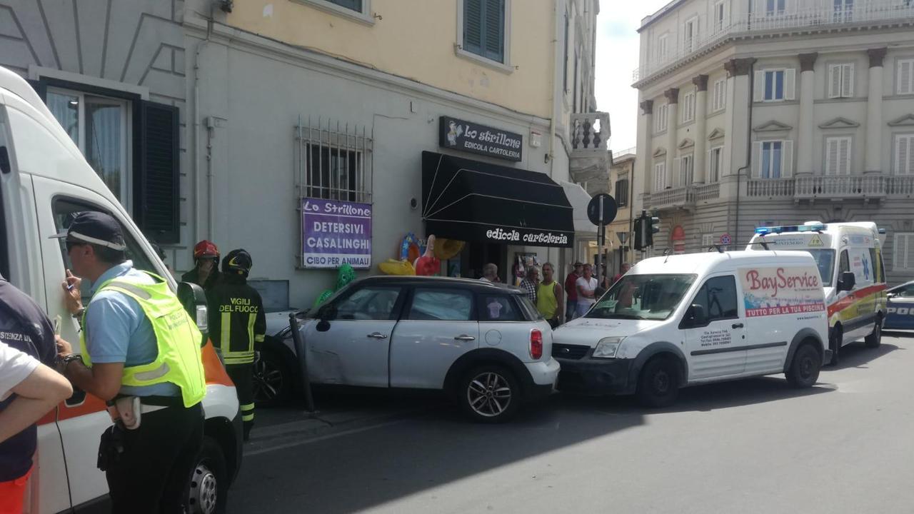 L'incidente in viale Italia (foto Repetti/Pentafoto)