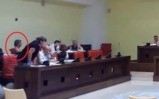 Il consigliere comunale rimasto a torso nudo in aula