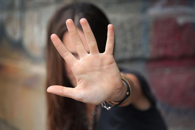 Aggredisce la ex su posto di lavoro, arrestato 31enne a Carrara