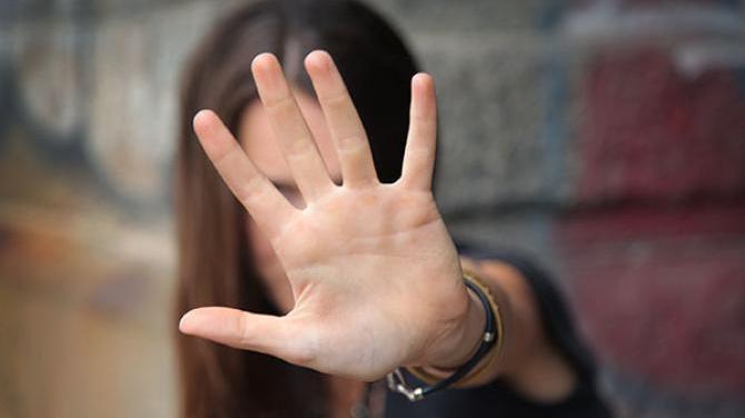 Aggredisce la ex su posto di lavoro, arrestato 31enne a Carrara